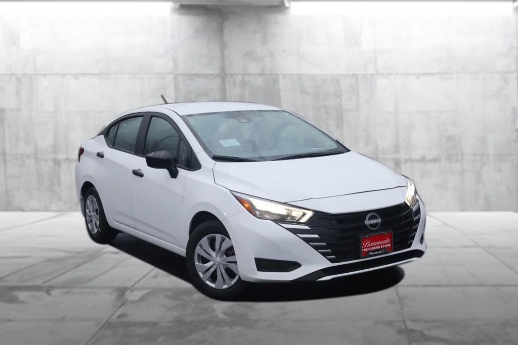 Nissan Versa Vehicle Image 02