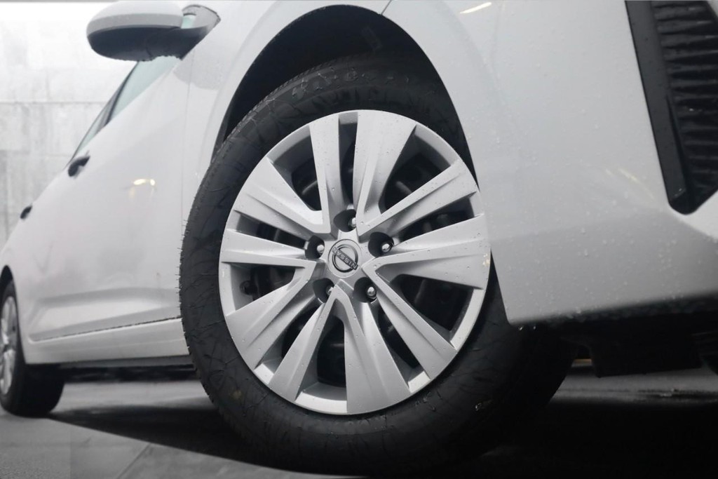 Nissan Sentra Vehicle Image 03