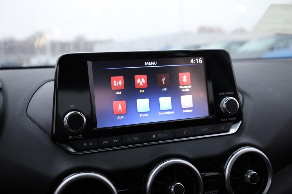 Nissan Sentra Vehicle Image 11