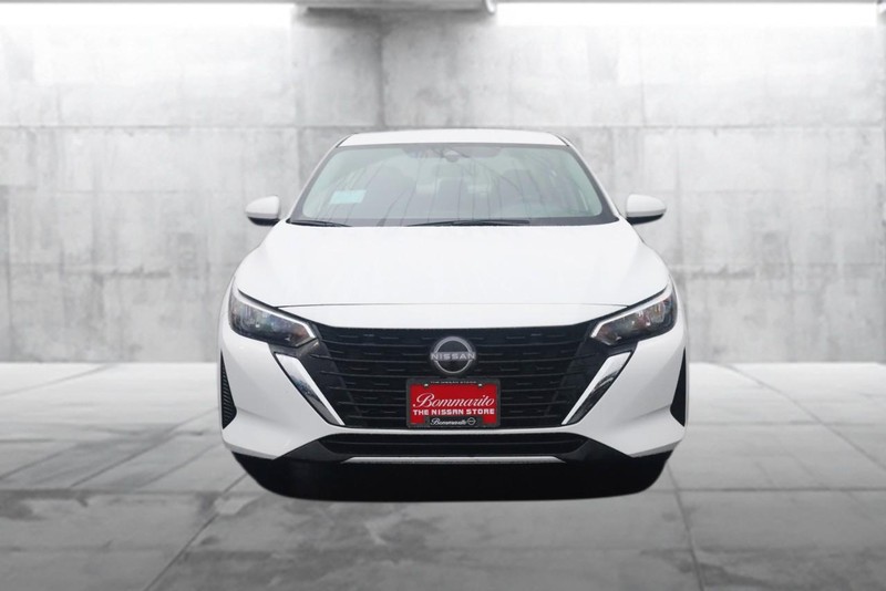 Nissan Sentra Vehicle Full-screen Gallery Image 4