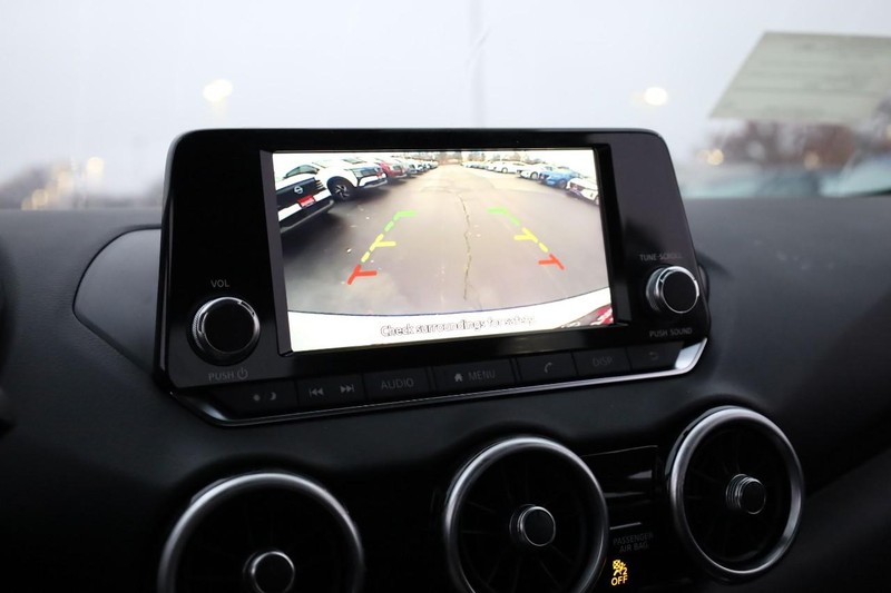 Nissan Sentra Vehicle Full-screen Gallery Image 12