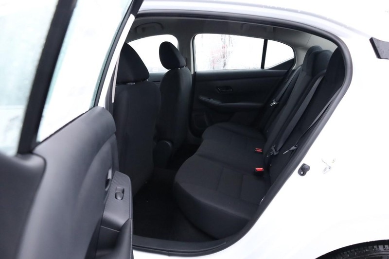 Nissan Sentra Vehicle Full-screen Gallery Image 20