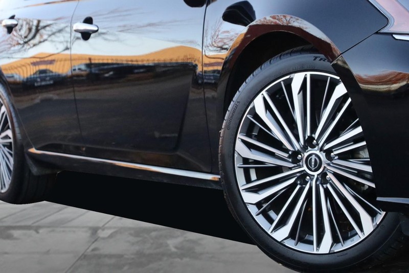 Nissan Altima Vehicle Full-screen Gallery Image 03