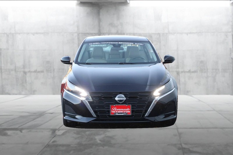 Nissan Altima Vehicle Full-screen Gallery Image 04