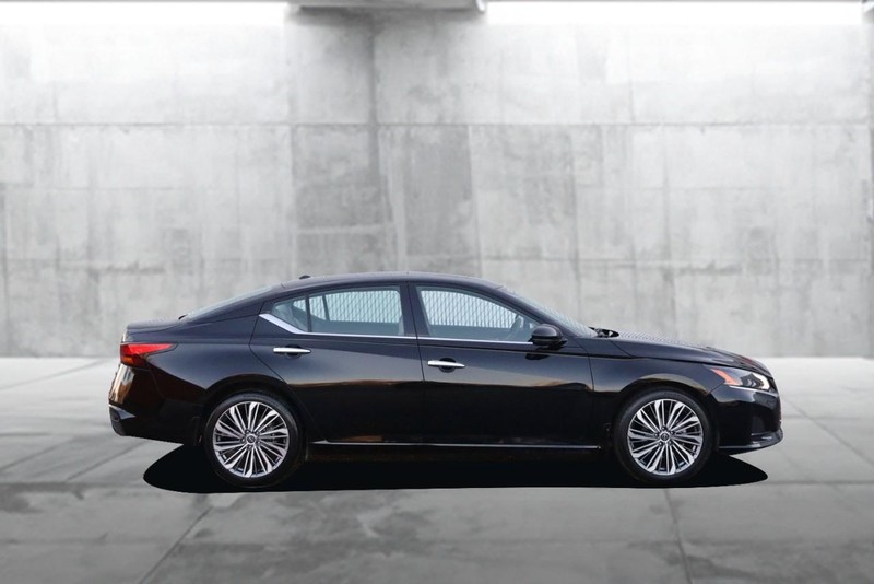 Nissan Altima Vehicle Full-screen Gallery Image 05