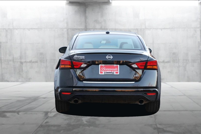 Nissan Altima Vehicle Full-screen Gallery Image 06