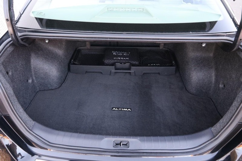 Nissan Altima Vehicle Full-screen Gallery Image 07