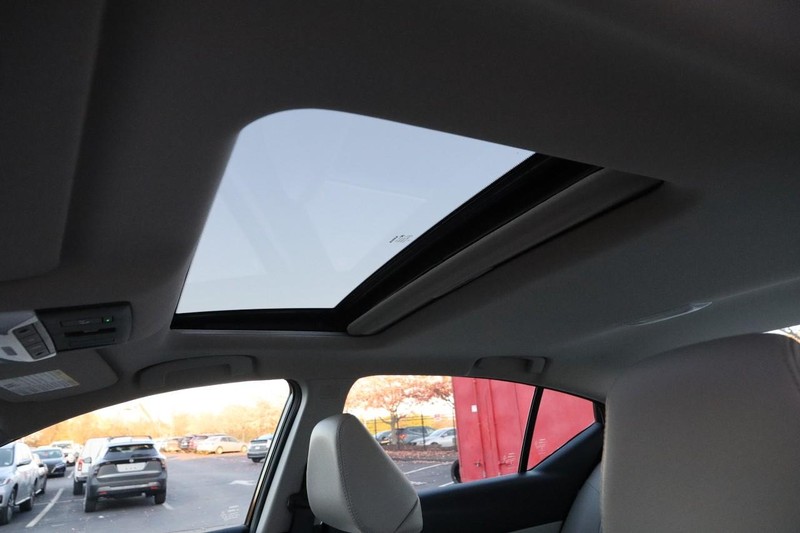 Nissan Altima Vehicle Full-screen Gallery Image 08