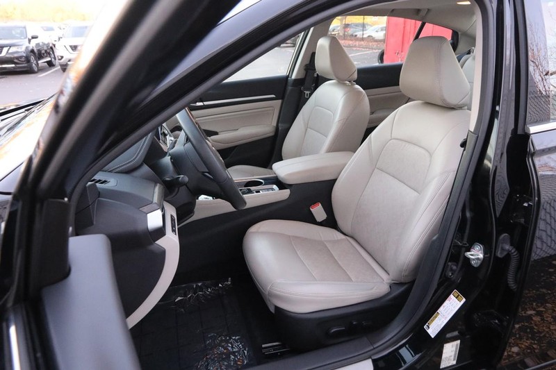 Nissan Altima Vehicle Full-screen Gallery Image 09