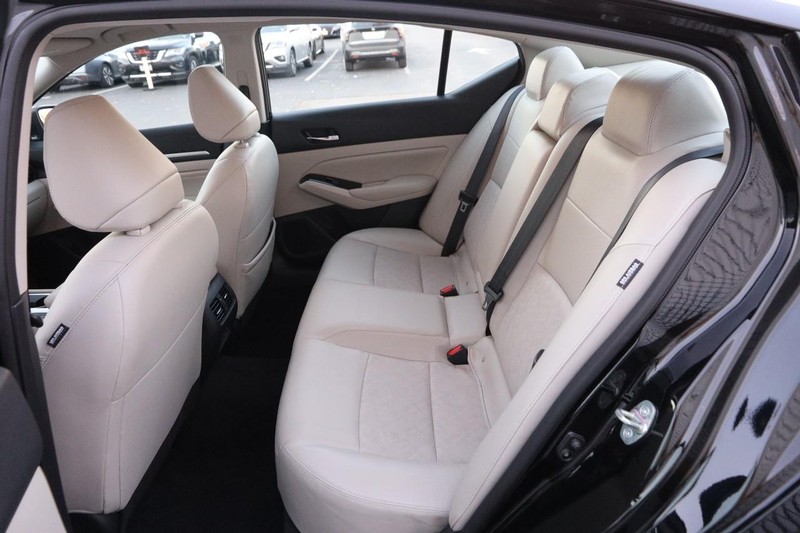 Nissan Altima Vehicle Full-screen Gallery Image 10