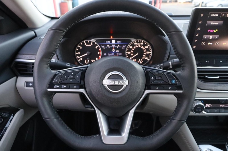 Nissan Altima Vehicle Full-screen Gallery Image 11