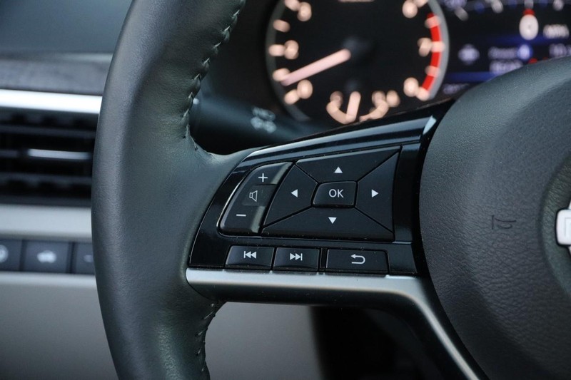 Nissan Altima Vehicle Full-screen Gallery Image 12