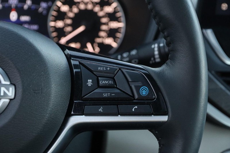 Nissan Altima Vehicle Full-screen Gallery Image 13