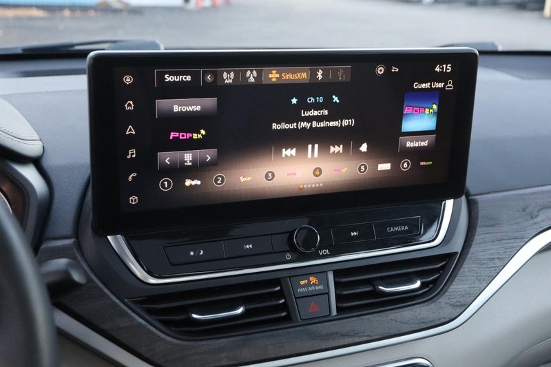 Nissan Altima Vehicle Full-screen Gallery Image 16