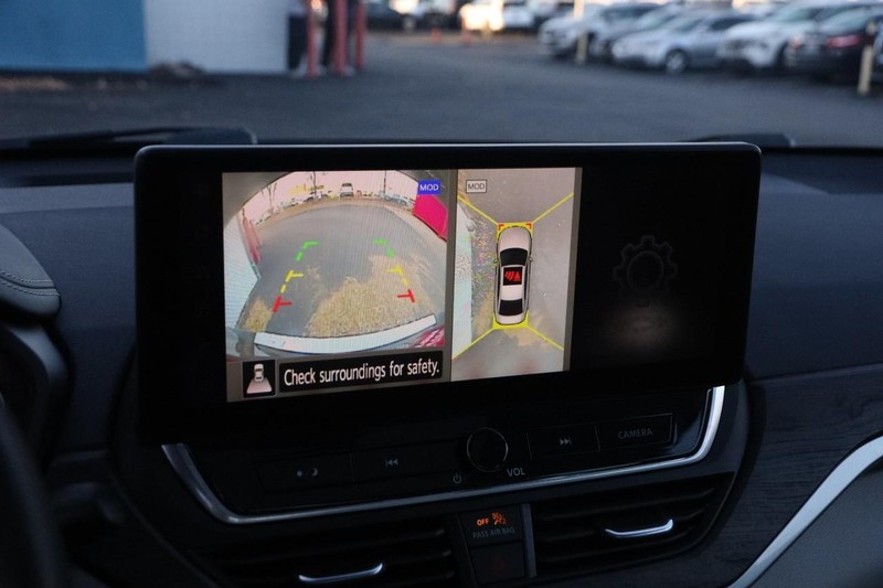 Nissan Altima Vehicle Full-screen Gallery Image 17