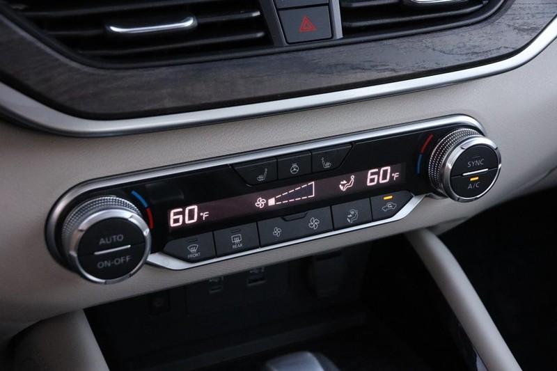 Nissan Altima Vehicle Full-screen Gallery Image 18