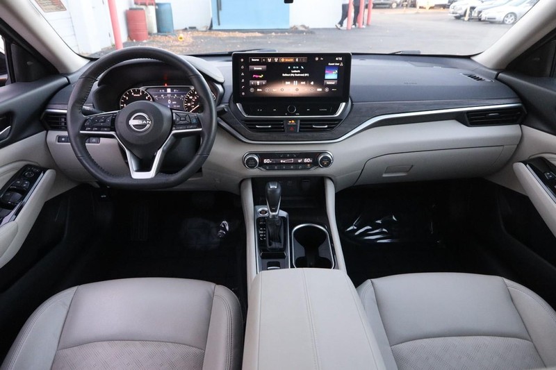 Nissan Altima Vehicle Full-screen Gallery Image 20