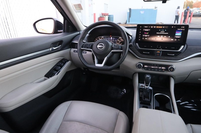 Nissan Altima Vehicle Full-screen Gallery Image 21