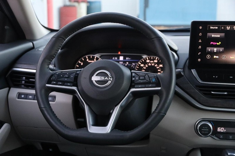 Nissan Altima Vehicle Full-screen Gallery Image 22