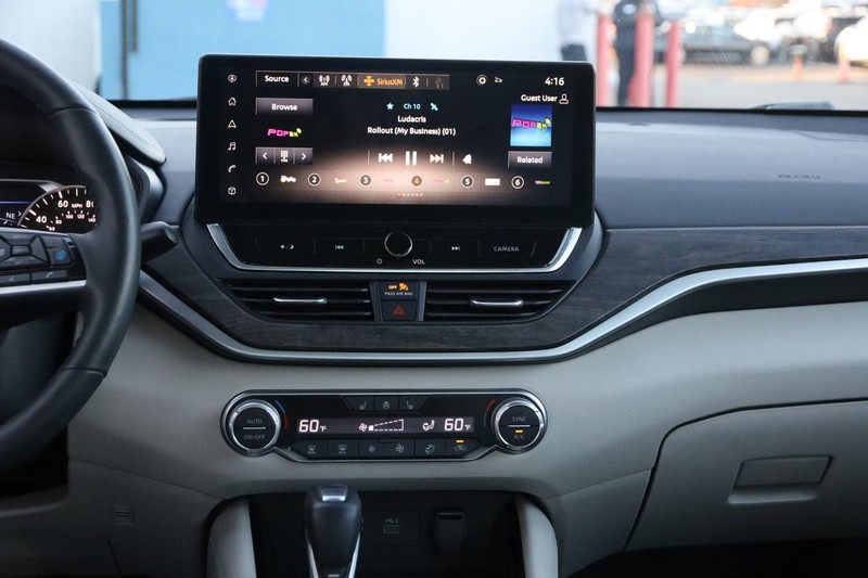 Nissan Altima Vehicle Full-screen Gallery Image 23