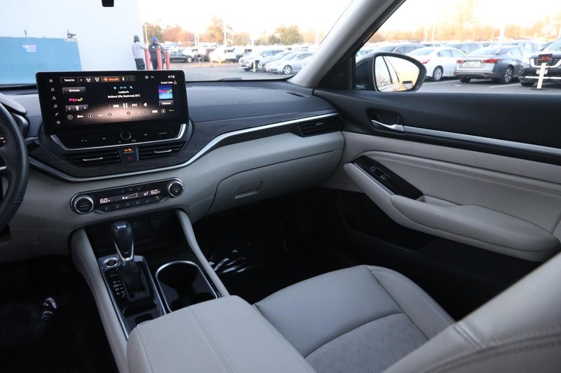 Nissan Altima Vehicle Full-screen Gallery Image 24