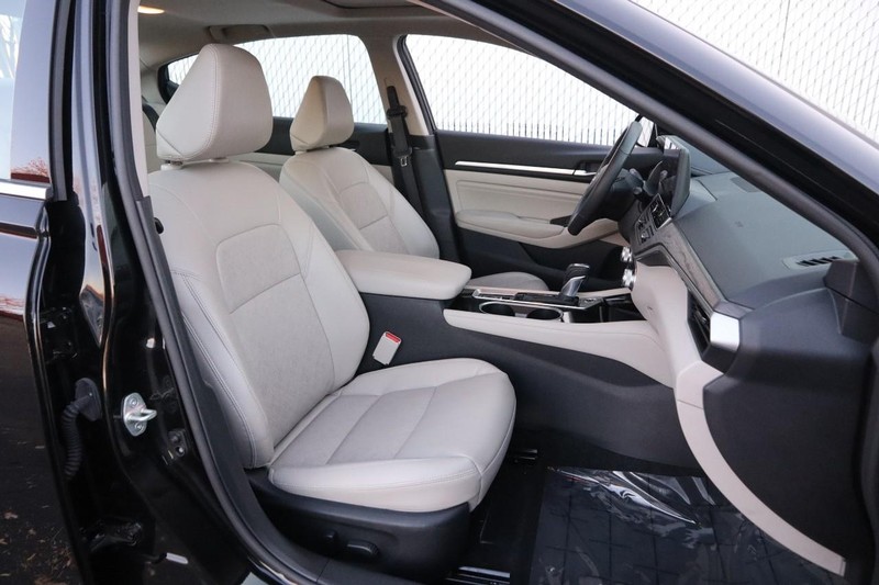 Nissan Altima Vehicle Full-screen Gallery Image 25