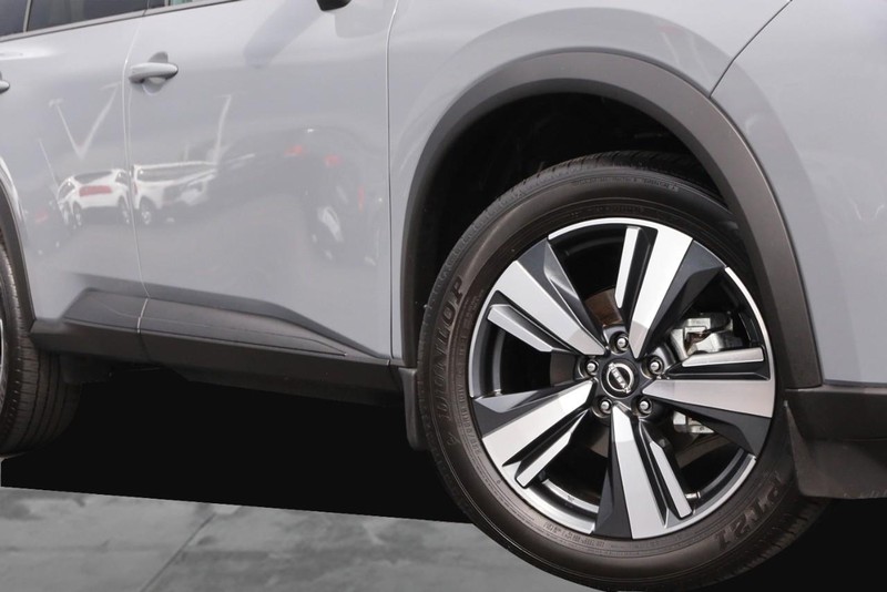 Nissan Rogue Vehicle Full-screen Gallery Image 3