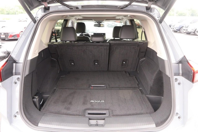 Nissan Rogue Vehicle Full-screen Gallery Image 7