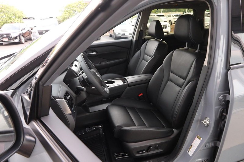 Nissan Rogue Vehicle Full-screen Gallery Image 9