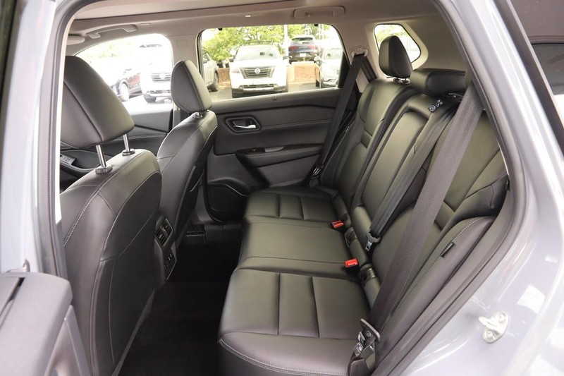 Nissan Rogue Vehicle Full-screen Gallery Image 10