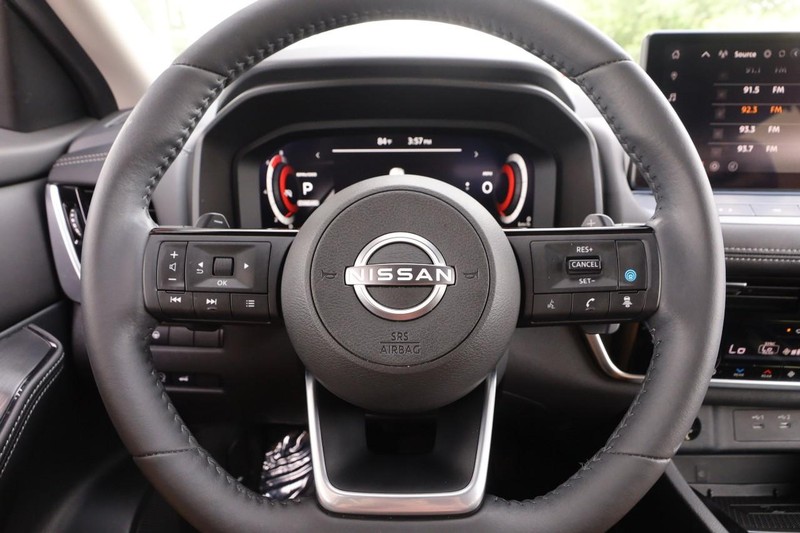 Nissan Rogue Vehicle Full-screen Gallery Image 11