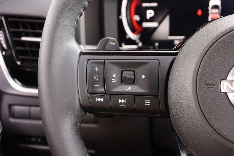 Nissan Rogue Vehicle Full-screen Gallery Image 12