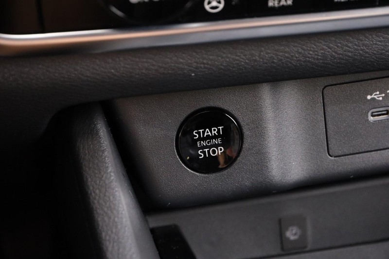 Nissan Rogue Vehicle Full-screen Gallery Image 15