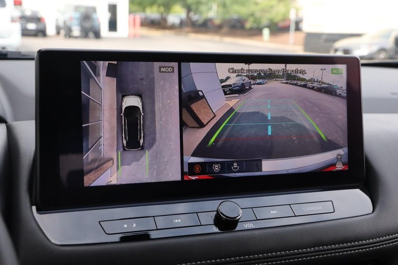 Nissan Rogue Vehicle Full-screen Gallery Image 17