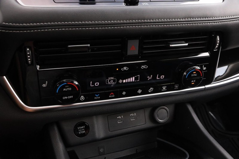 Nissan Rogue Vehicle Full-screen Gallery Image 18