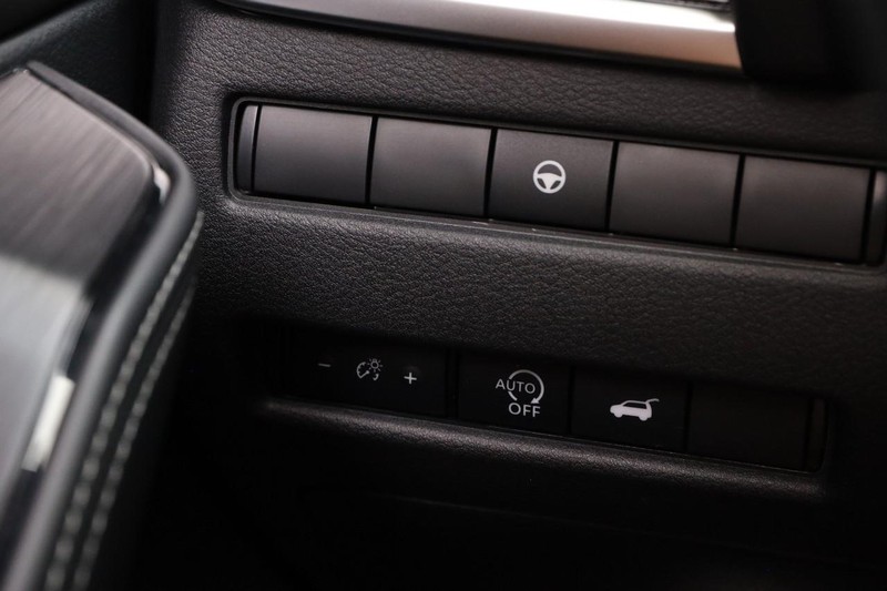 Nissan Rogue Vehicle Full-screen Gallery Image 19