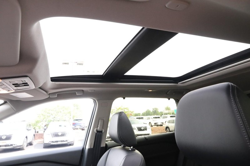 Nissan Rogue Vehicle Full-screen Gallery Image 20