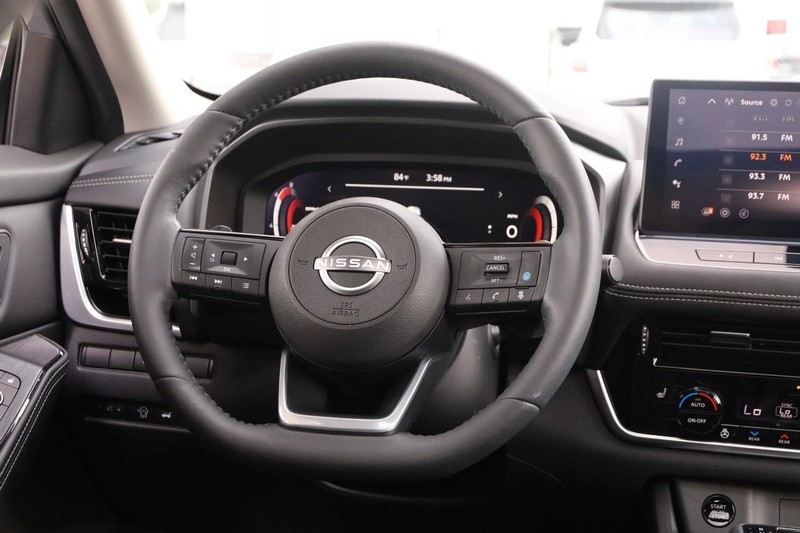 Nissan Rogue Vehicle Full-screen Gallery Image 23