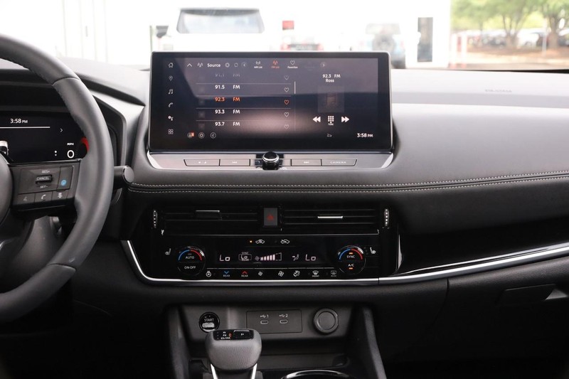 Nissan Rogue Vehicle Full-screen Gallery Image 24