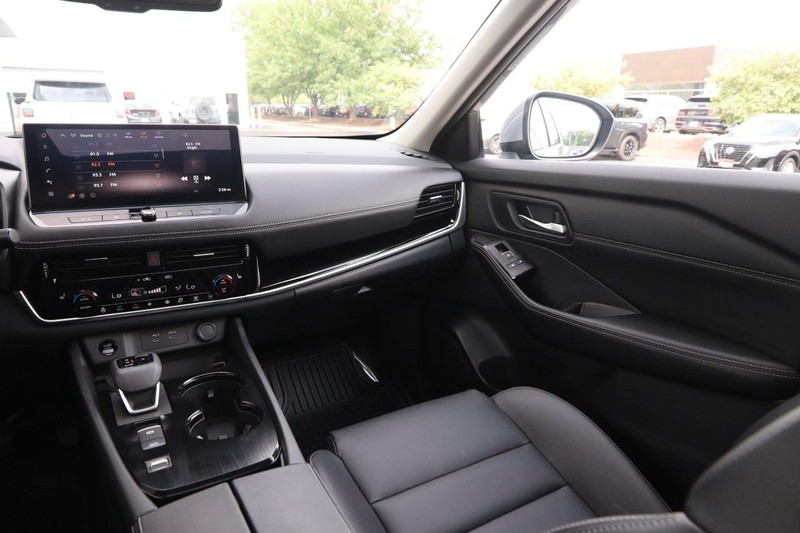 Nissan Rogue Vehicle Full-screen Gallery Image 25