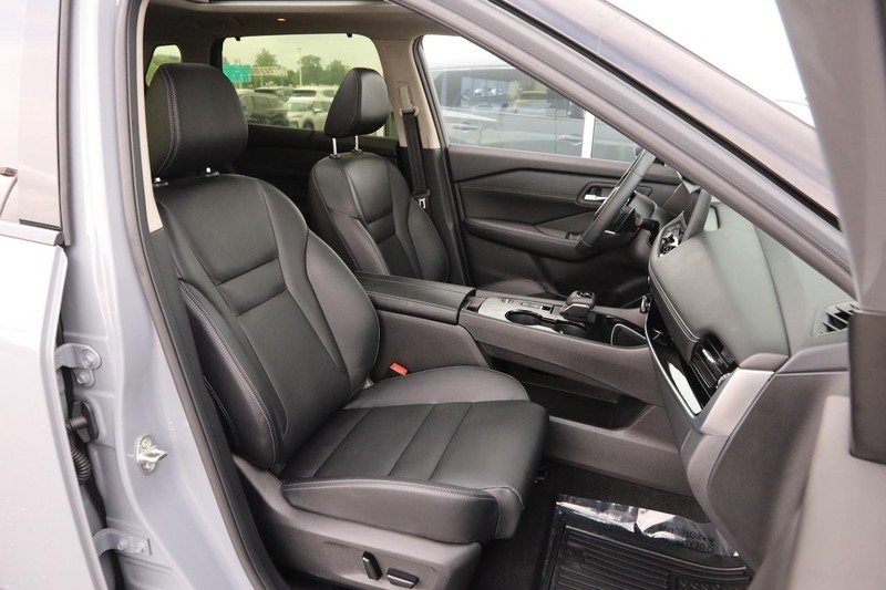 Nissan Rogue Vehicle Full-screen Gallery Image 26