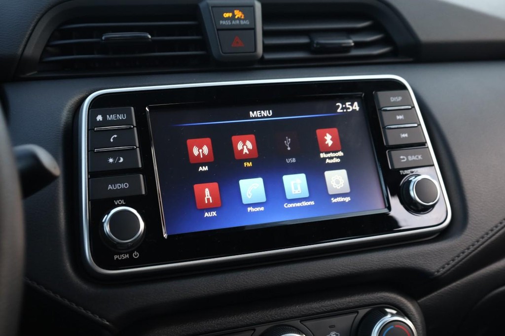 Nissan Versa Vehicle Image 11