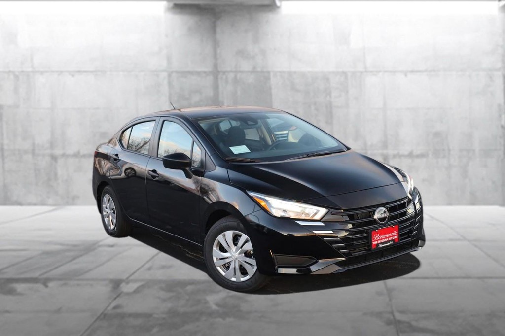 Nissan Versa Vehicle Image 02