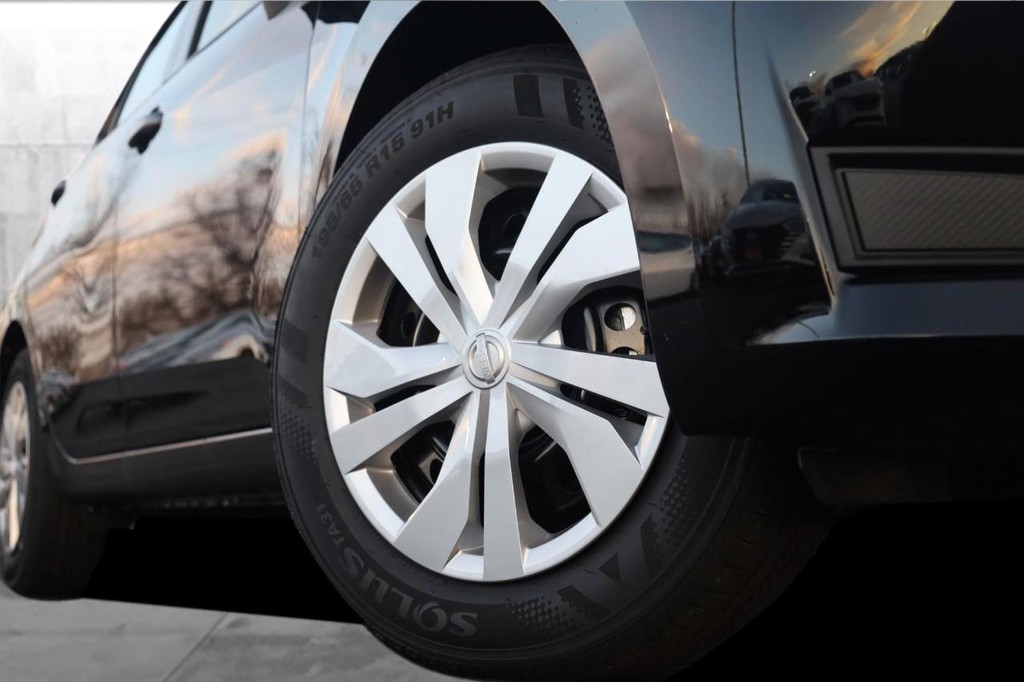 Nissan Versa Vehicle Image 03