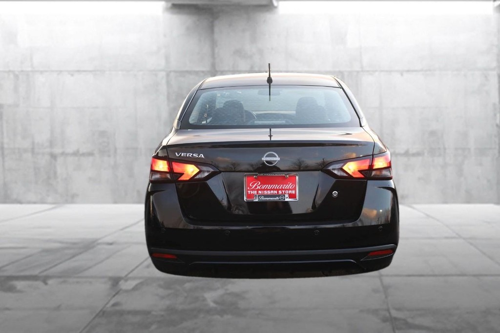 Nissan Versa Vehicle Image 06