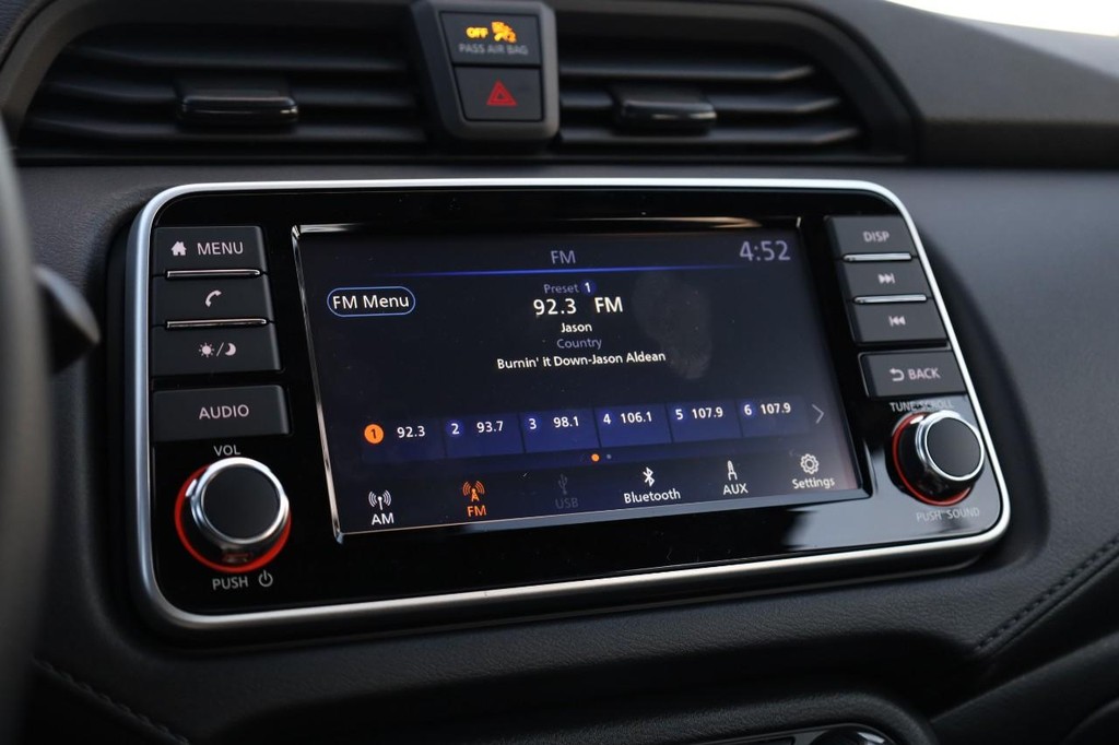 Nissan Versa Vehicle Image 11