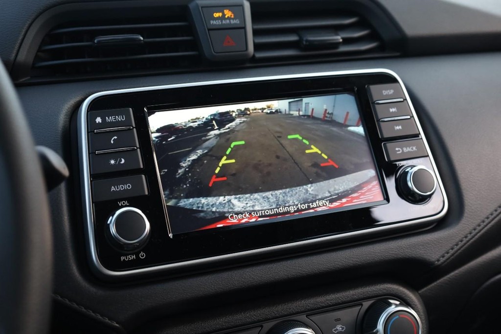 Nissan Versa Vehicle Image 12