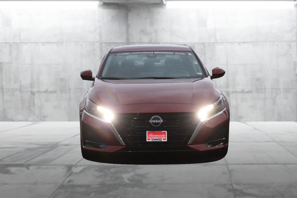 Nissan Altima Vehicle Image 04