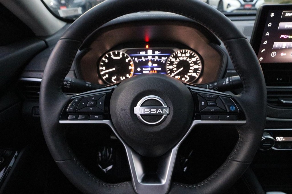 Nissan Altima Vehicle Image 11