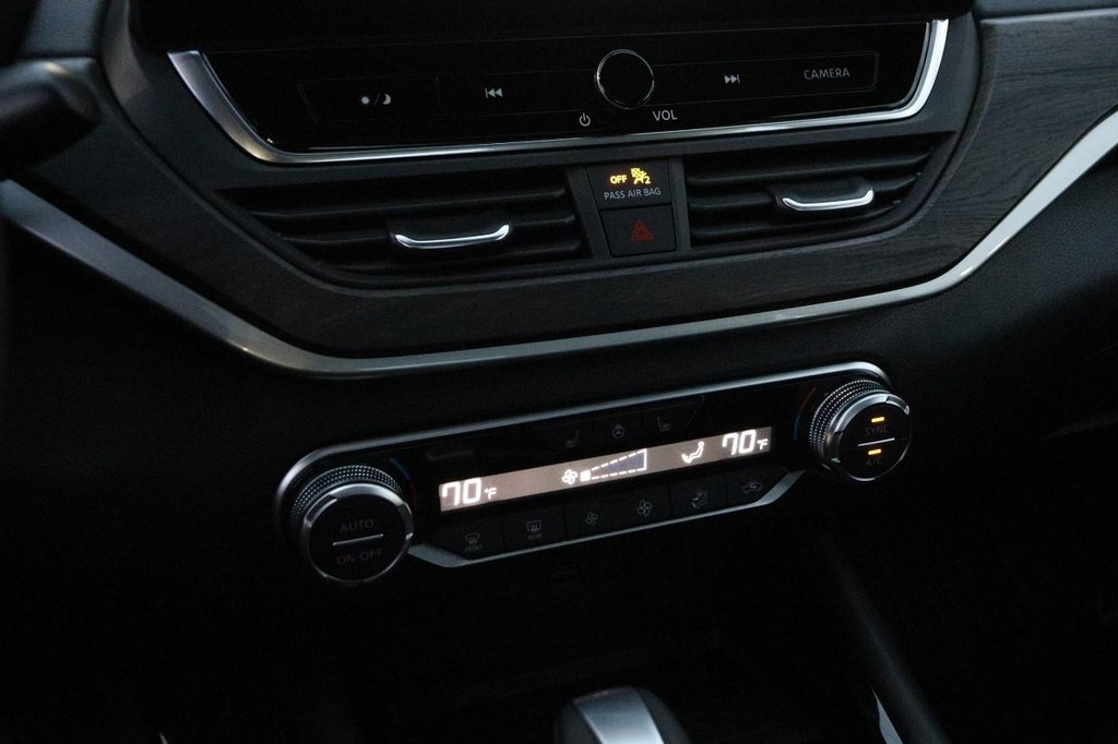 Nissan Altima Vehicle Image 17